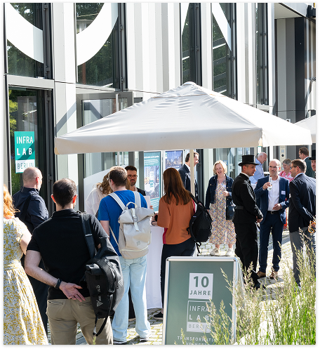 Teilnehmende beim InfraLab-Event vor dem Eingang