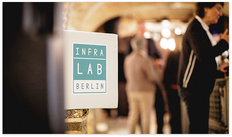 InfraLab Berlin Rollup-Banner bei einer Veranstaltung